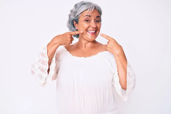 シニア ヒスパニック系の白髪の女性は 陽気な表情と指の歯と口で指して笑顔カジュアルな服を着ています 歯の健康の概念 — ストック写真