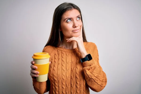 Jovem Mulher Bonita Com Olhos Azuis Bebendo Xícara Café Takeaway — Fotografia de Stock