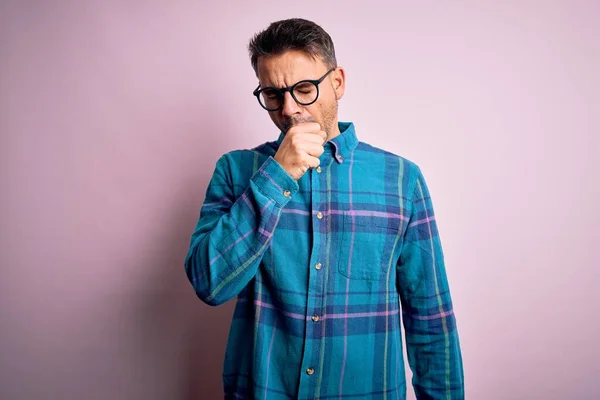 Homem Bonito Jovem Vestindo Camisa Casual Óculos Sobre Fundo Rosa — Fotografia de Stock