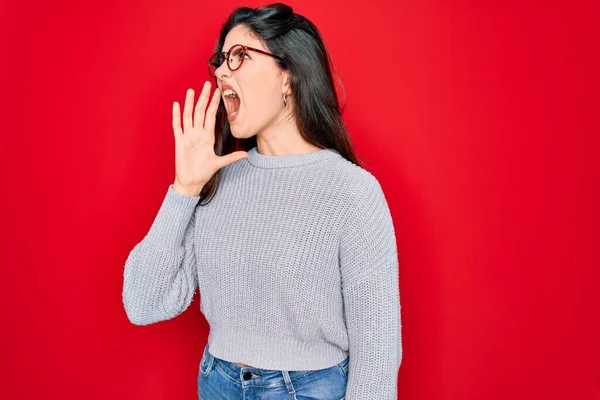 Jonge Mooie Brunette Vrouw Dragen Casual Trui Rode Achtergrond Schreeuwen — Stockfoto