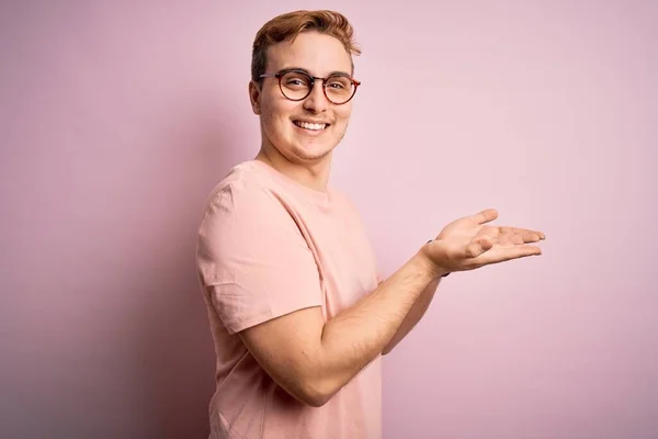 Mladý Pohledný Zrzek Muž Ležérní Tričko Stojící Nad Izolovaným Růžovým — Stock fotografie