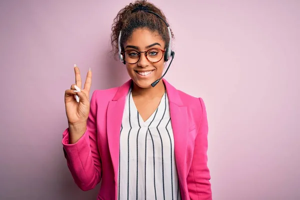 Jovem Afro Americana Agente Call Center Menina Usando Óculos Trabalhando — Fotografia de Stock