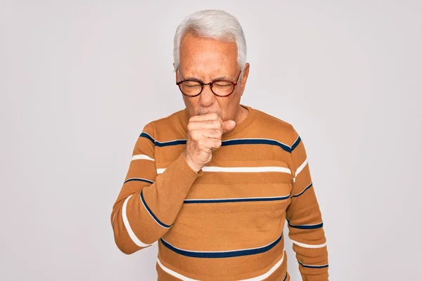 Ein Älterer Grauhaariger Mann Mittleren Alters Mit Brille Und Lässig — Stockfoto