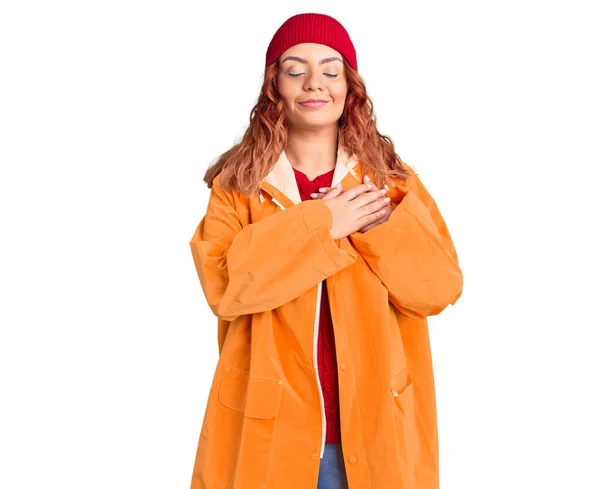 Jonge Latijnse Vrouw Draagt Winterse Casual Kleding Glimlachend Met Handen — Stockfoto