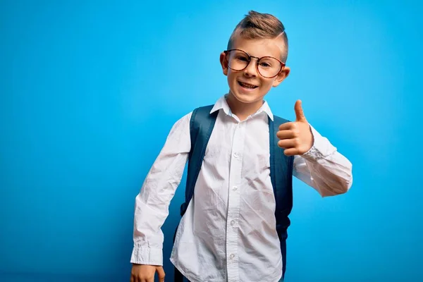 Ein Kleines Kaukasisches Studentenkind Mit Smarter Brille Und Schultasche Vor — Stockfoto