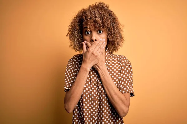 Mladá Krásná Africká Američanka Ležérní Košili Stojící Nad Žlutým Pozadím — Stock fotografie