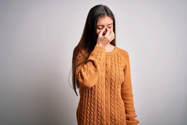 Ung Vacker Kvinna Med Blå Ögon Bär Casual Tröja Stående — Stockfoto