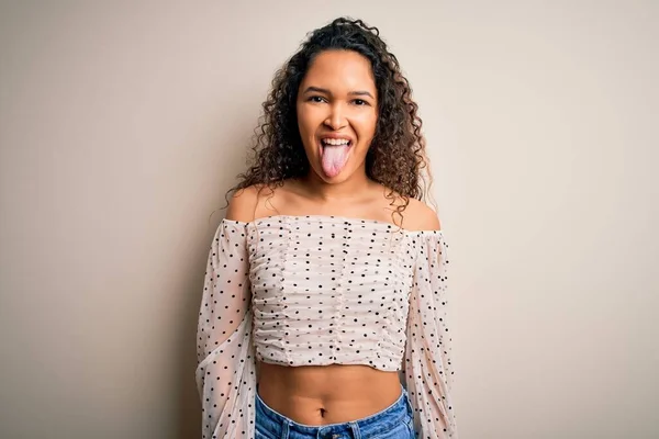 Joven Hermosa Mujer Con Pelo Rizado Con Camiseta Casual Pie — Foto de Stock