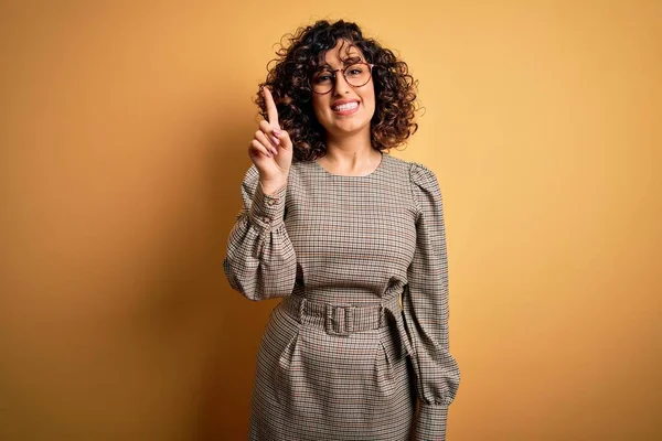 Όμορφη Αραβική Επιχειρηματίας Φορώντας Φόρεμα Και Γυαλιά Στέκεται Πάνω Από — Φωτογραφία Αρχείου
