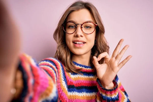 Menina Loira Jovem Usando Óculos Tirando Uma Foto Selfie Mesma — Fotografia de Stock