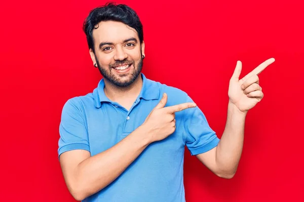 Jovem Hispânico Vestindo Roupas Casuais Sorrindo Olhando Para Câmera Apontando — Fotografia de Stock