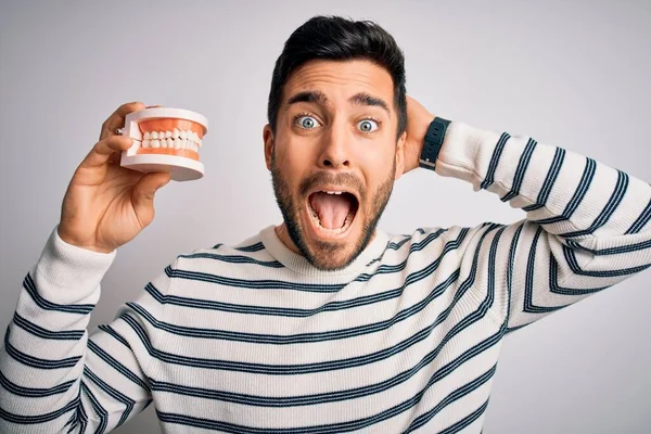 Jovem Homem Bonito Com Barba Segurando Dentes Dentadura Plástico Sobre — Fotografia de Stock