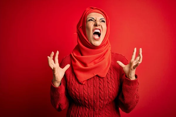 Жінка Середнього Віку Традиційному Мусульманському Хіджабі Стоїть Над Ізольованим Червоним — стокове фото