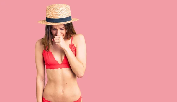 Hermosa Joven Morena Que Usa Bikini Sintiéndose Mal Tosiendo Como — Foto de Stock