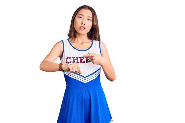 Młoda Piękna Chinka Mundurze Cheerleaderki Pośpiechu Wskazując Czas Niecierpliwość Zdenerwowany — Zdjęcie stockowe