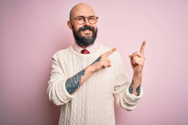 Przystojny Łysy Mężczyzna Brodą Tatuażem Okularach Swetrze Różowym Tle Uśmiechnięty — Zdjęcie stockowe