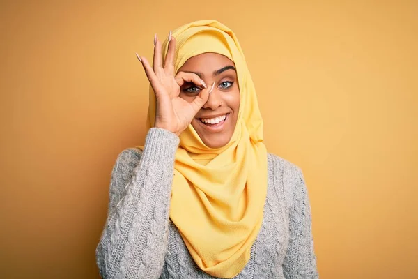 Jovem Bela Menina Americana Africana Vestindo Hijab Muçulmano Sobre Fundo — Fotografia de Stock