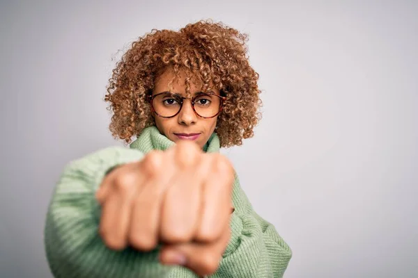 Jovem Bela Mulher Afro Americana Vestindo Camisola Gola Alta Óculos — Fotografia de Stock