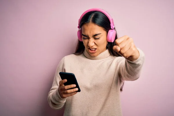 Ung Vacker Asiatisk Kvinna Lyssnar Musik Med Smartphone Och Hörlurar — Stockfoto