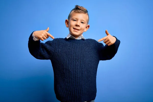 Joven Niño Caucásico Con Ojos Azules Usando Suéter Invierno Sobre — Foto de Stock