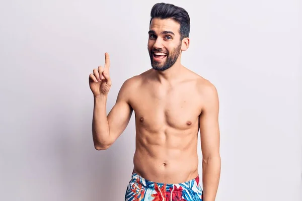 Joven Hombre Guapo Con Barba Sin Camisa Usando Traje Baño —  Fotos de Stock