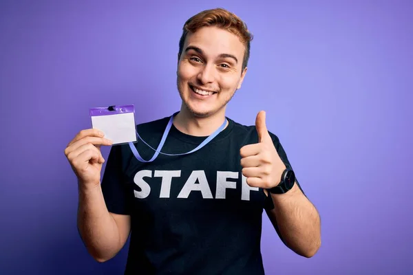 Joven Trabajador Pelirrojo Guapo Vistiendo Camiseta Personal Uniforme Con Tarjeta — Foto de Stock