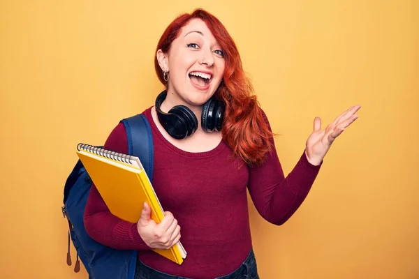 Junge Schöne Rothaarige Studentin Rucksack Und Kopfhörer Mit Notizbuch Die — Stockfoto