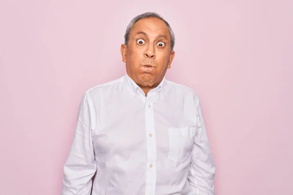 Senior Pohledný Šedovlasý Muž Elegantní Košili Přes Izolované Růžové Pozadí — Stock fotografie