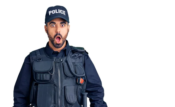 Jonge Spaanse Man Draagt Politie Uniform Bang Geschokt Met Verbazing — Stockfoto