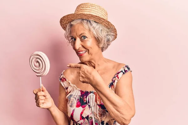 Femme Âgée Aux Cheveux Gris Tenant Sucette Sourire Heureux Pointant — Photo