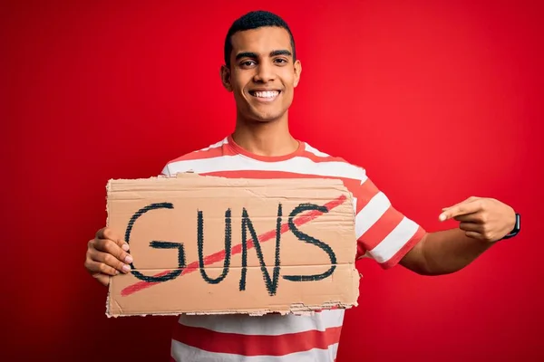 Genç Yakışıklı Afro Amerikan Bir Adam Yasak Silahlarla Bayrak Tutuyor — Stok fotoğraf