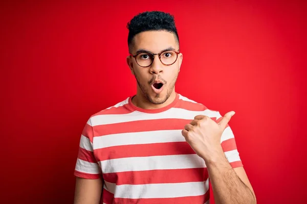 Jovem Homem Bonito Vestindo Casual Listrado Shirt Óculos Sobre Isolado — Fotografia de Stock