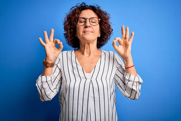 Middelbare Leeftijd Mooie Krullend Haar Vrouw Dragen Casual Gestreepte Shirt — Stockfoto