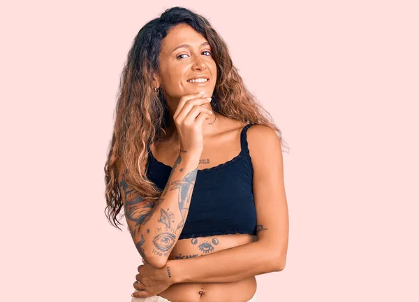 Mujer Hispana Joven Con Tatuaje Usando Ropa Casual Mirando Con —  Fotos de Stock