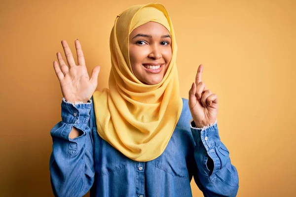 Jovem Mulher Bonita Com Cabelo Encaracolado Vestindo Árabe Tradicional Hijab — Fotografia de Stock