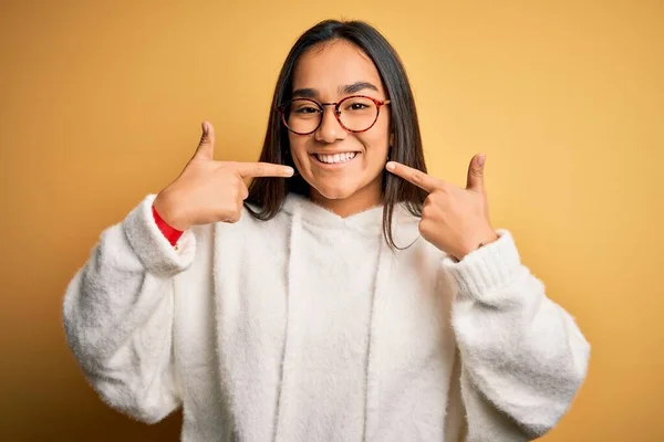 Giovane Bella Donna Asiatica Indossa Maglione Casual Occhiali Sfondo Giallo — Foto Stock