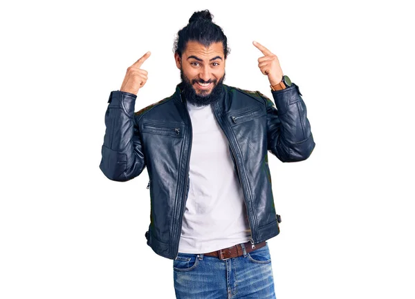 Junger Arabischer Mann Lässiger Lederjacke Lächelt Und Zeigt Mit Beiden — Stockfoto
