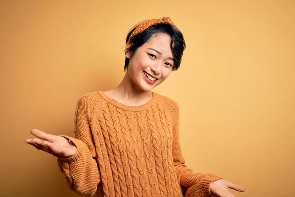 Jong Mooi Aziatisch Meisje Dragen Casual Trui Diadeem Staan Gele — Stockfoto