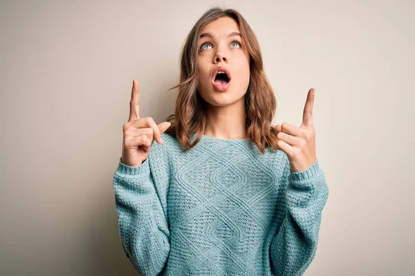 Jong Blond Meisje Dragen Casual Blauw Winter Trui Geïsoleerde Achtergrond — Stockfoto