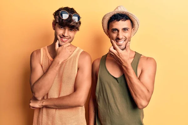 Ein Junges Schwules Paar Sommerkleidung Blickt Selbstbewusst Die Kamera Und — Stockfoto