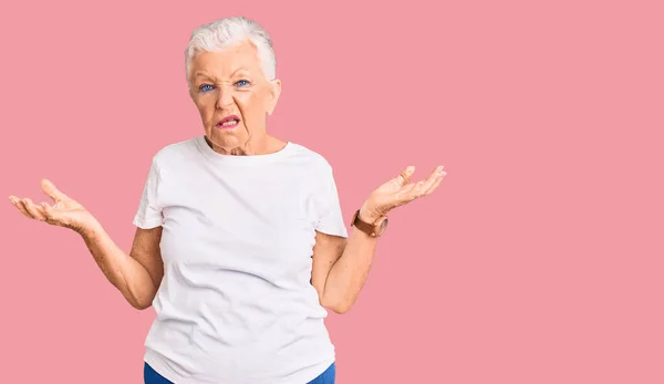 Senior Hermosa Mujer Con Los Ojos Azules Pelo Gris Con — Foto de Stock