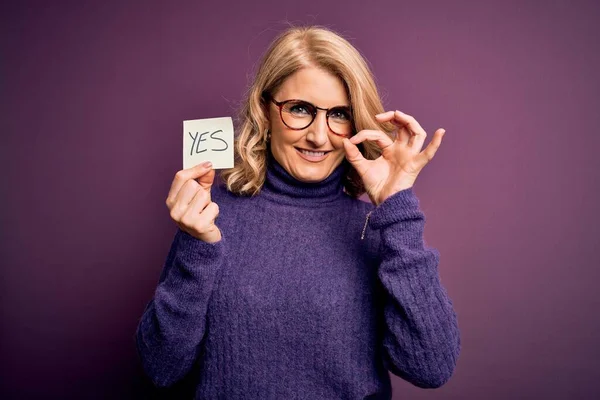 Mulher Loira Bonita Meia Idade Usando Óculos Segurando Papel Lembrete — Fotografia de Stock