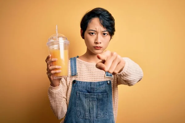 Giovane Bella Donna Cinese Che Beve Succo Arancia Sano Sfondo — Foto Stock