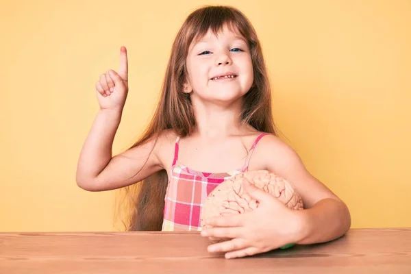 Pequeña Niña Caucásica Con Pelo Largo Sosteniendo Cerebro Como Concepto — Foto de Stock