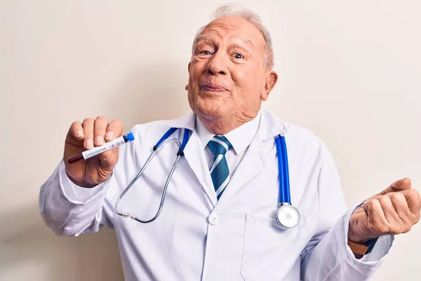 Hombre Médico Pelo Gris Guapo Mayor Sosteniendo Tubo Prueba Coronavirus —  Fotos de Stock