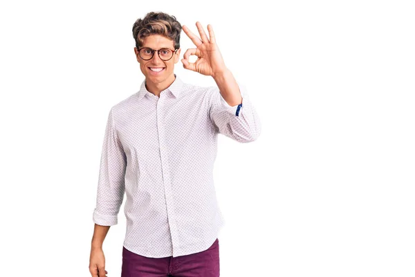 Kıyafetleri Gözlük Takan Yakışıklı Genç Adam Gülümsüyor Parmaklarıyla Tamam Işareti — Stok fotoğraf