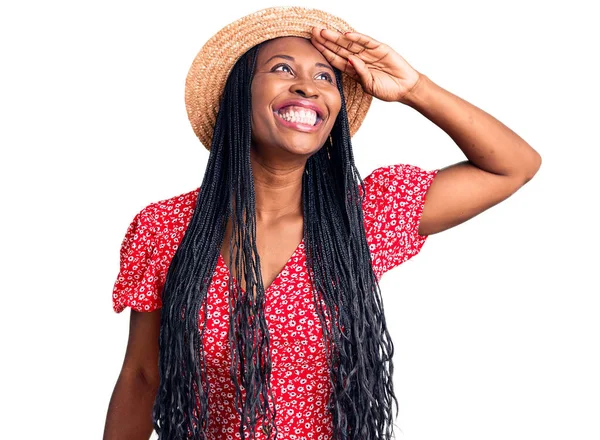 Jovem Afro Americana Usando Chapéu Verão Muito Feliz Sorrindo Olhando — Fotografia de Stock