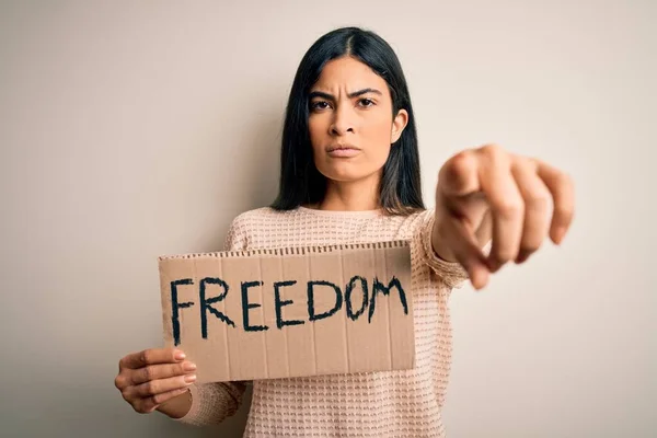 Jovem Bela Mulher Hispânica Segurando Bandeira Protesto Liberdade Pedindo Liberdade — Fotografia de Stock