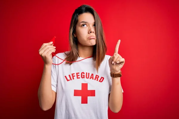 Junge Schöne Brünette Rettungsschwimmerin Trägt Shirt Mit Rotem Kreuz Mit — Stockfoto