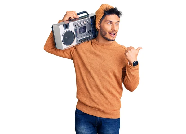 Hezký Latinskoamerický Mladý Muž Držící Boombox Poslouchající Hudbu Usmívající Šťastnou — Stock fotografie